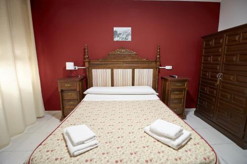 Habitación con cama grande del hotel Virgen De Los Reyes. Foto 9