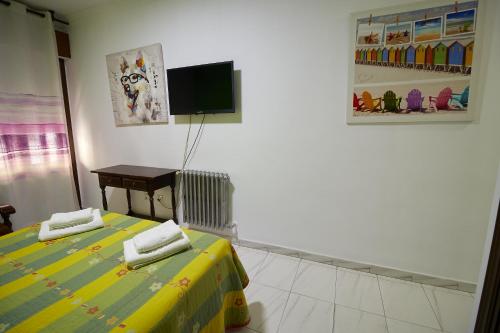 Habitación con cama grande del hotel Virgen De Los Reyes. Foto 10