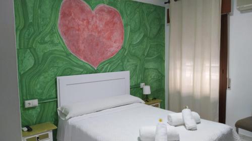Habitación con cama grande del hotel Virgen De Los Reyes. Foto 11