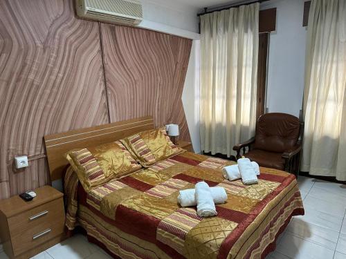 Habitación con cama grande del hotel Virgen De Los Reyes. Foto 12