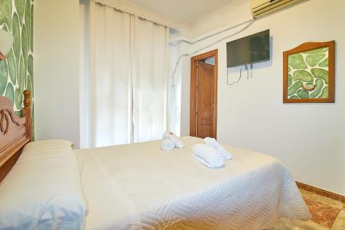 Habitación con cama grande del hotel Virgen De Los Reyes. Foto 14