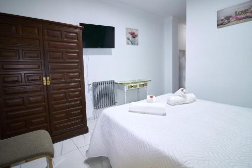 Habitación con cama grande del hotel Virgen De Los Reyes. Foto 15