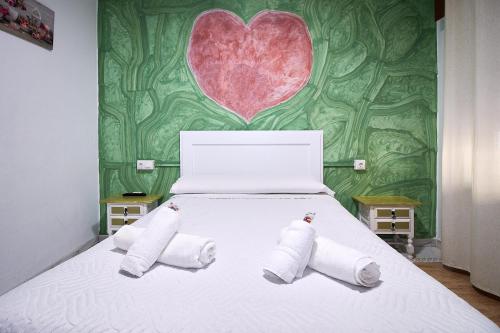 Habitación con cama grande del hotel Virgen De Los Reyes. Foto 16
