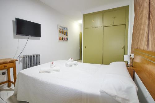 Habitación con cama grande del hotel Virgen De Los Reyes. Foto 17
