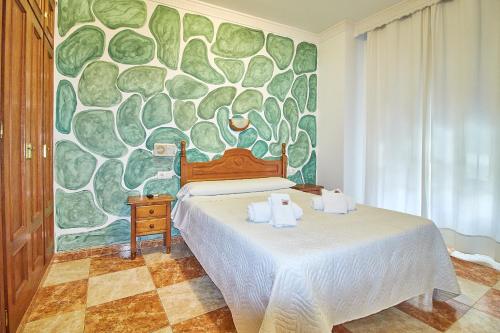 Habitación con cama grande del hotel Virgen De Los Reyes. Foto 18