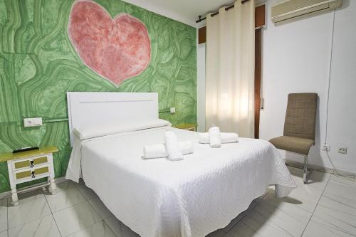 Habitación con cama grande del hotel Virgen De Los Reyes. Foto 19