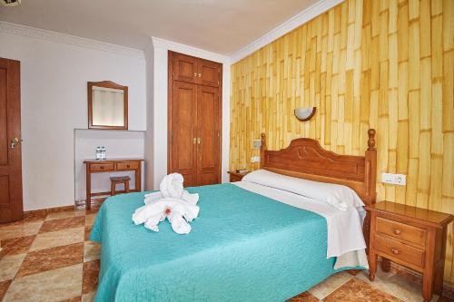 Habitación con cama grande del hotel Virgen De Los Reyes. Foto 22