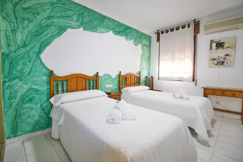 Habitación con cama grande del hotel Virgen De Los Reyes. Foto 24