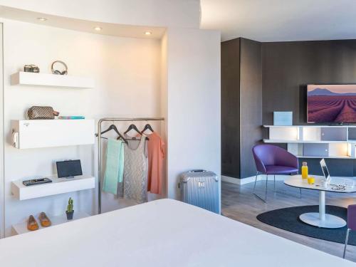 Suite con vistas del hotel Novotel Suites Malaga Centro. Foto 4