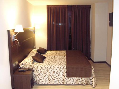 Habitación Doble con bañera de hidromasaje del hotel Francisco Ii. Foto 2