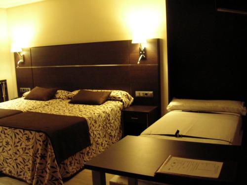 Oferta especial - Habitación Triple del hotel Francisco Ii. Foto 2