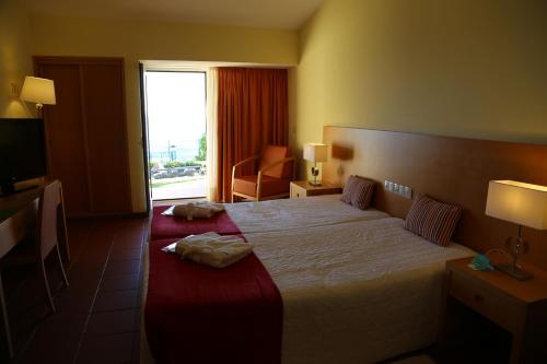 Habitación Doble Superior con terraza del hotel Inatel Oeiras. Foto 4