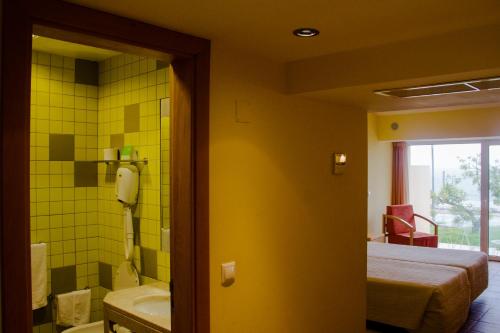 Habitación Doble Superior con terraza del hotel Inatel Oeiras. Foto 6