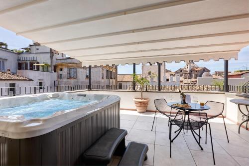 Suite Balcón o Terraza Superior 1 Cama queen Vista ciudad Sofá Cama incluido del hotel Navona Palace Collection. Foto 4