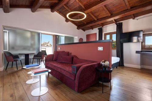 Suite Balcón o Terraza Superior 1 Cama queen Vista ciudad Sofá Cama incluido del hotel Navona Palace Collection. Foto 9