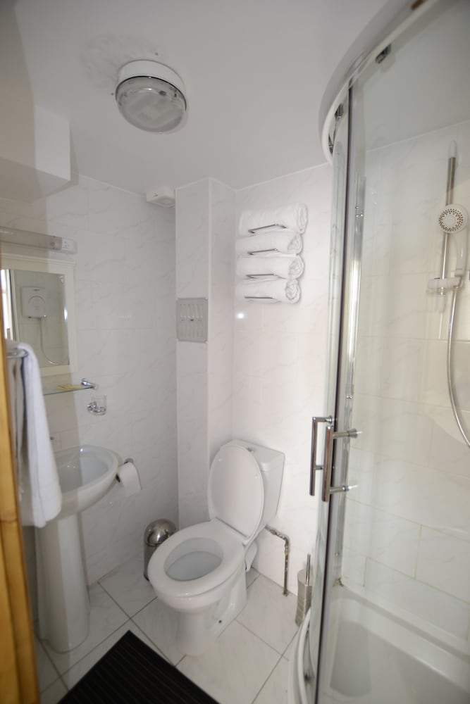 Habitación triple del hotel Britannia Inn. Foto 16