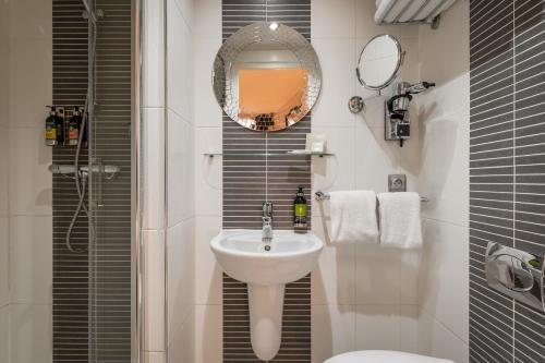 Habitación Triple del hotel Arc De Triomphe. Foto 1