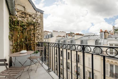 Suite Familiar con 2 habitaciones dobles contiguas del hotel Arc De Triomphe