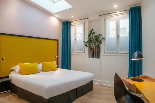 Suite Familiar con 2 habitaciones dobles contiguas del hotel Arc De Triomphe. Foto 1