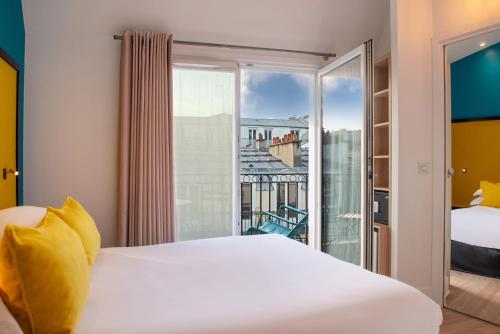 Suite Familiar con 2 habitaciones dobles contiguas del hotel Arc De Triomphe. Foto 4