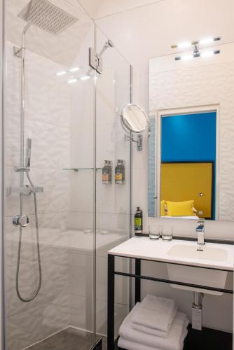 Suite Familiar con 2 habitaciones dobles contiguas del hotel Arc De Triomphe. Foto 6