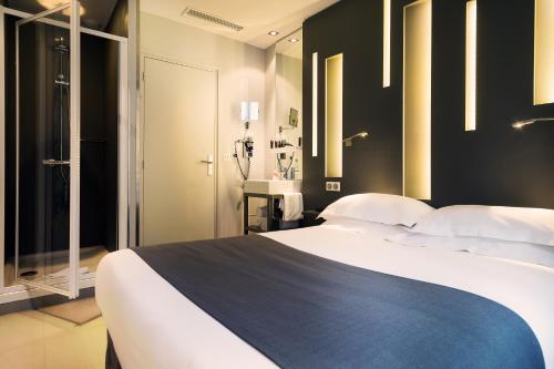 Habitación Doble Clásica del hotel Arc de Triomphe Etoile. Foto 3