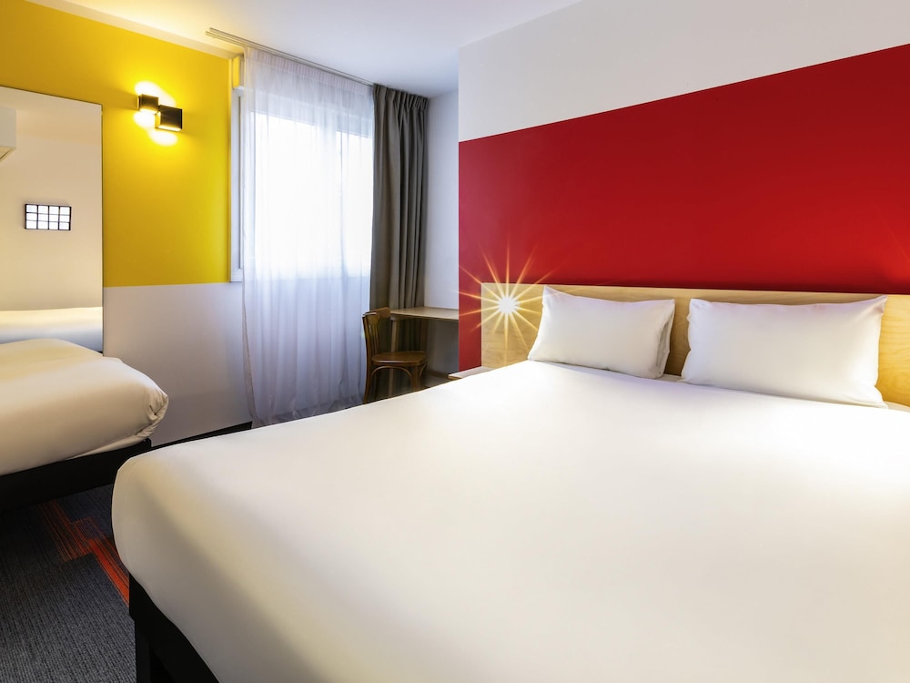 Habitación Pop con una cama doble y una individual del hotel greet Hotel Nancy Sud