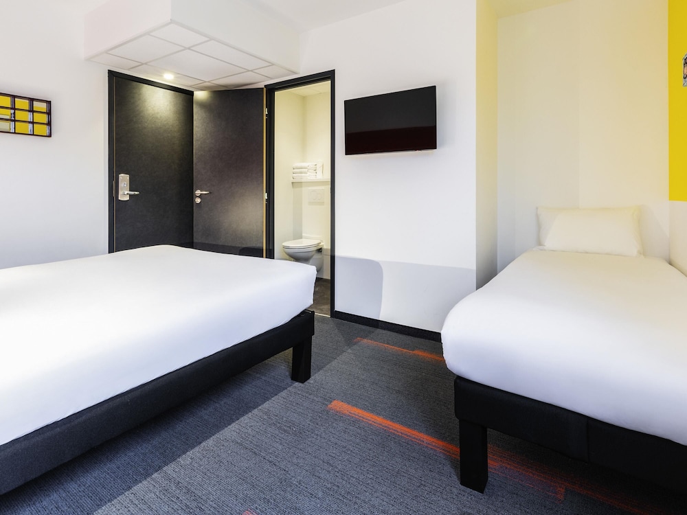 Habitación Pop con una cama doble y una individual del hotel greet Hotel Nancy Sud. Foto 1