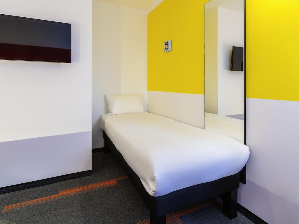 Habitación Pop con una cama doble y una individual del hotel greet Hotel Nancy Sud. Foto 4
