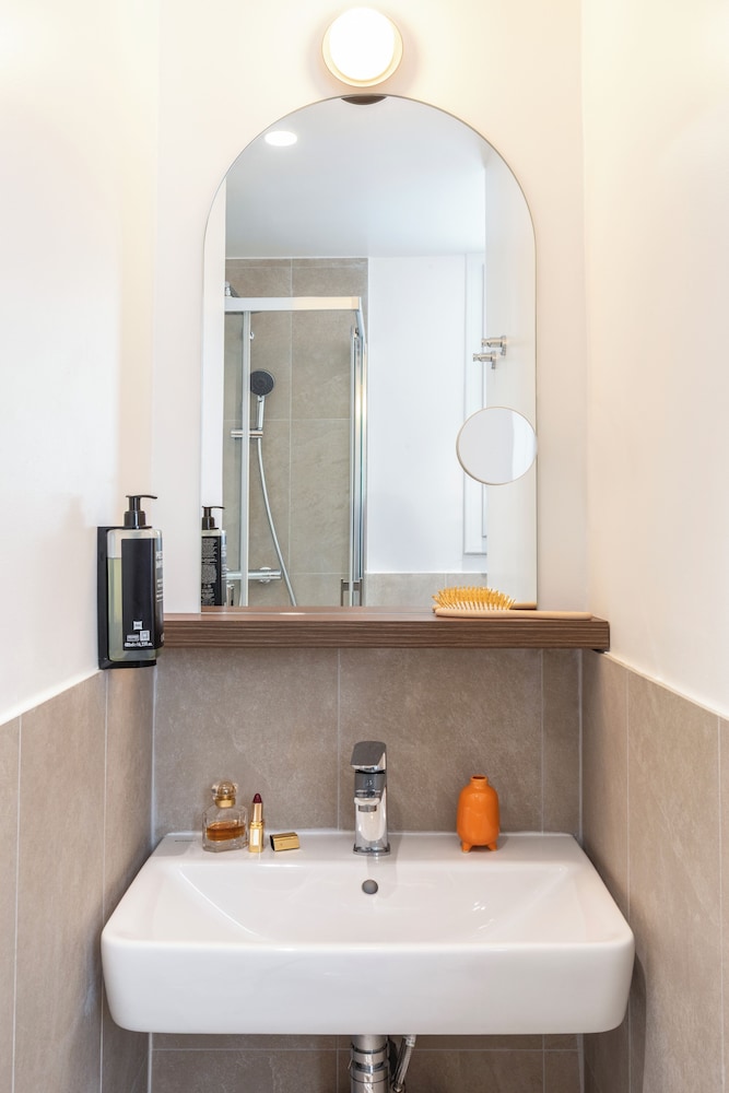 Habitación estándar, 2 camas individuales del hotel Ibis Styles Paris Crimee la Villette. Foto 5