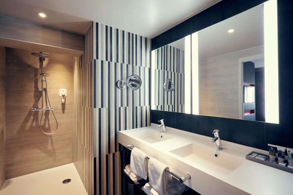 Junior Suite con 1 cama doble y 1 sofá - cama doble del hotel Mercure Orange Centre. Foto 3