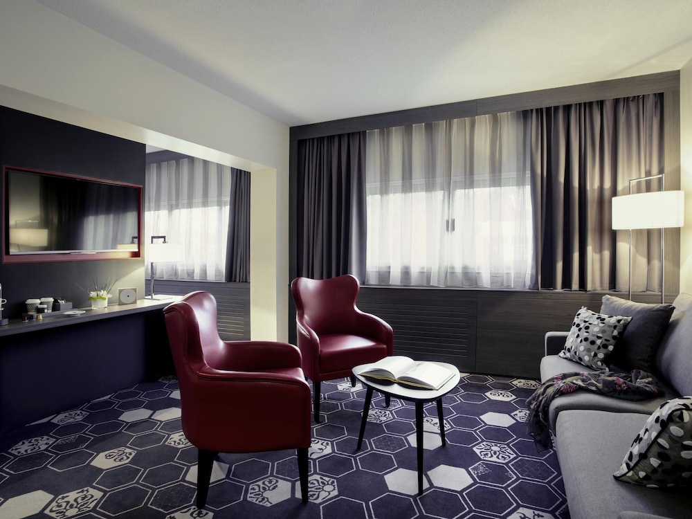 Suite con 1 cama doble y 1 sofá - cama doble del hotel Mercure Orange Centre. Foto 2