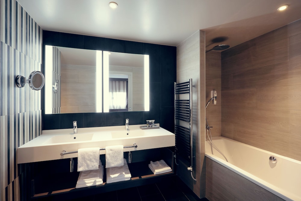 Suite con 1 cama doble y 1 sofá - cama doble del hotel Mercure Orange Centre. Foto 5