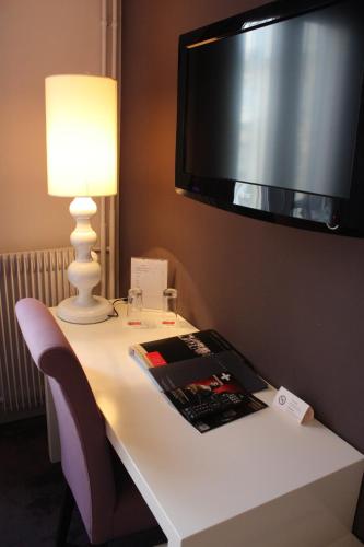 Habitación Doble Estándar con vistas a la torre Eiffel del hotel Chambellan Morgane. Foto 6