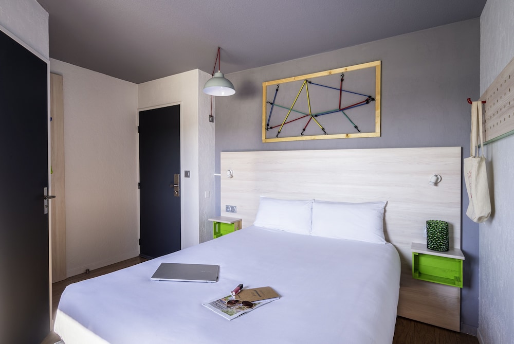 Habitación Pure con una cama doble del hotel Greet Bordeaux Aeroport. Foto 1