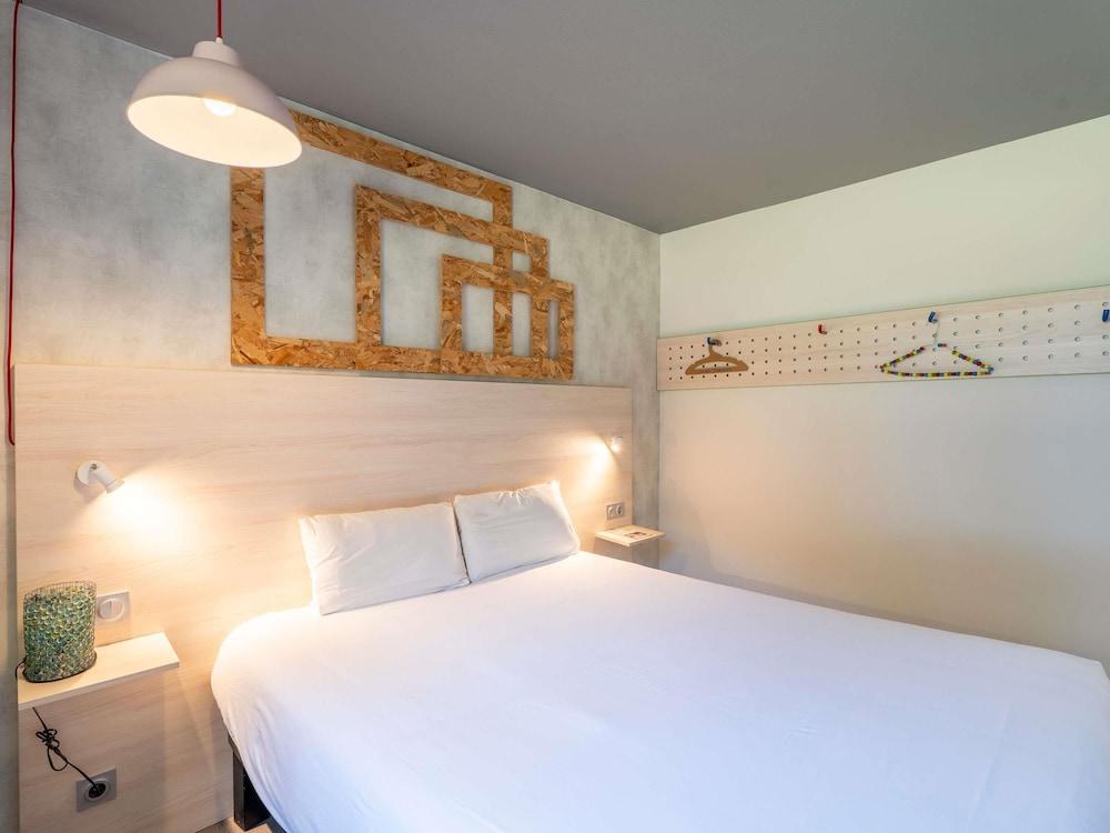 Habitación Pop con una cama doble del hotel Greet Bordeaux Aeroport. Foto 1