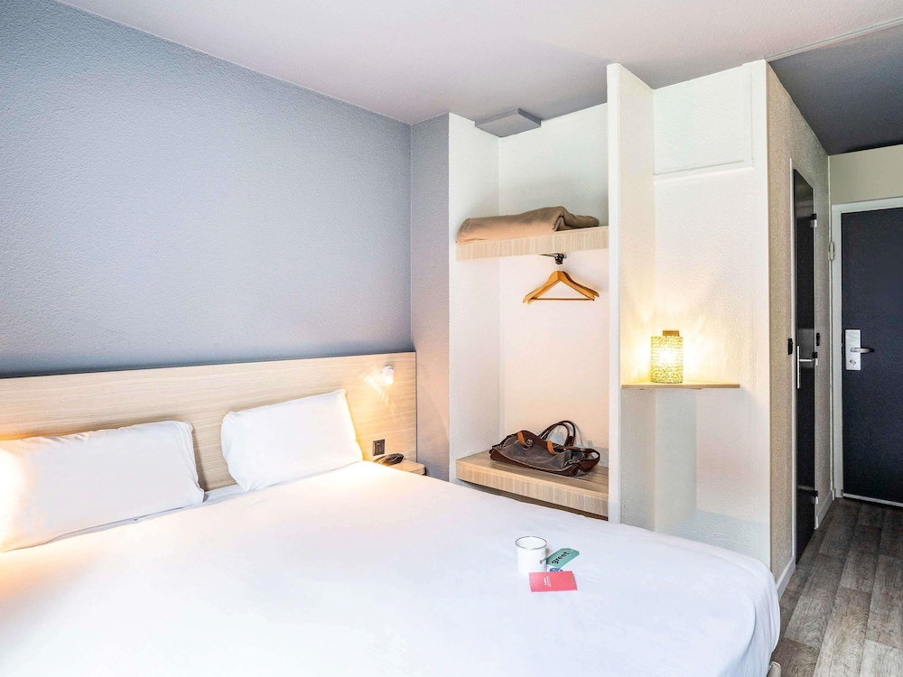 Habitación Pop con una cama doble del hotel Greet Bordeaux Aeroport. Foto 4