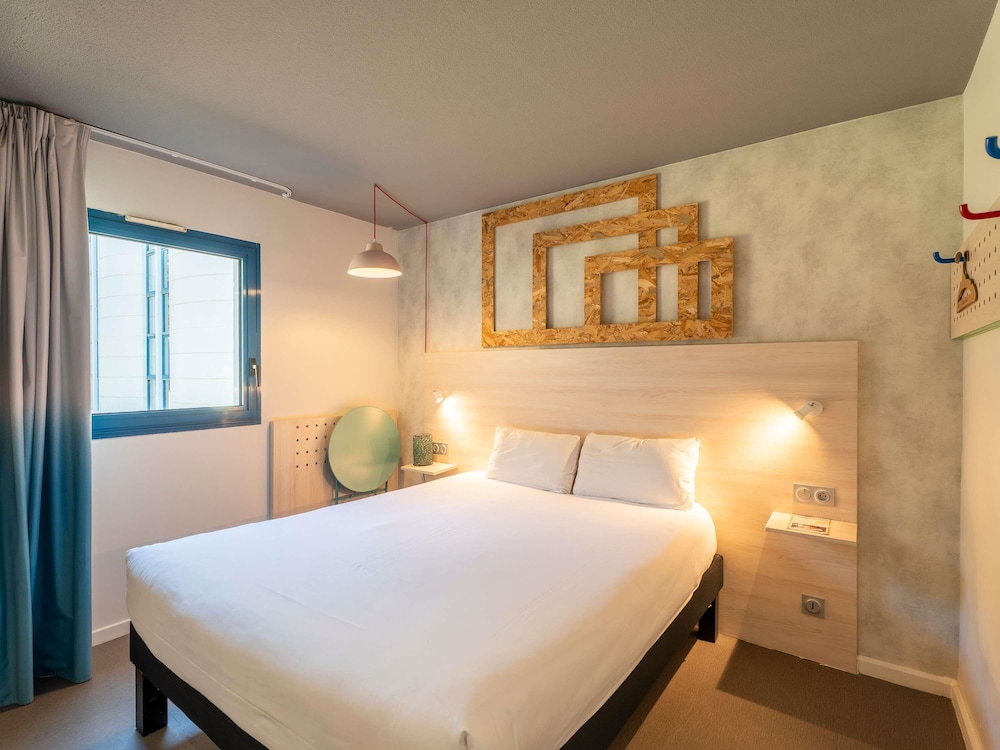 Habitación Pop con una cama doble del hotel Greet Bordeaux Aeroport. Foto 8