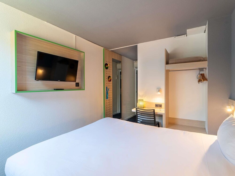 Habitación Pop con una cama doble del hotel Greet Bordeaux Aeroport. Foto 9