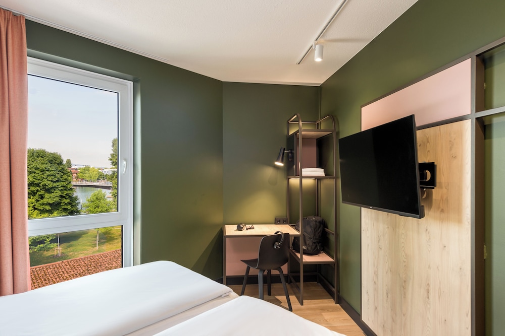 Habitacion Standard con 1 cama doble del hotel Ibis Konstanz. Foto 1