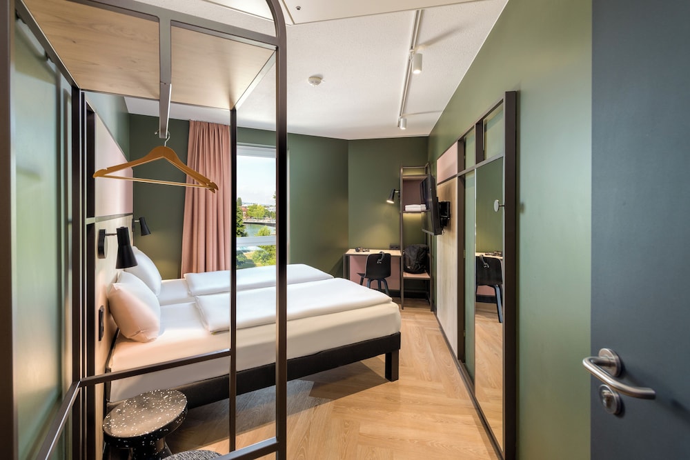 Habitacion Standard con 1 cama doble del hotel Ibis Konstanz. Foto 5