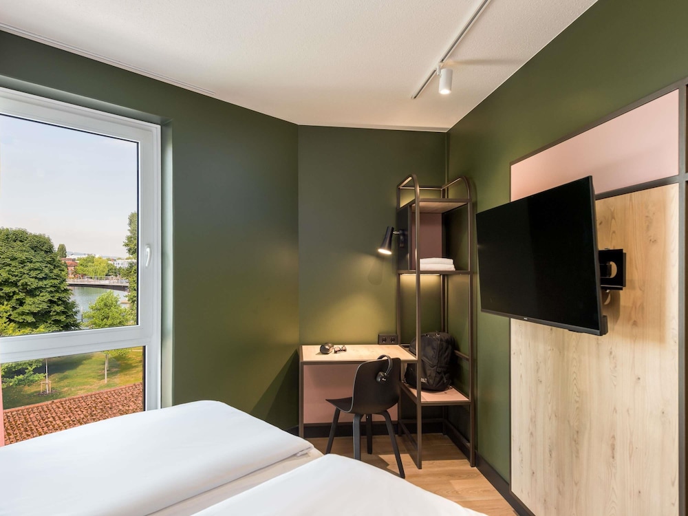 Habitacion Standard con 1 cama doble del hotel Ibis Konstanz. Foto 14