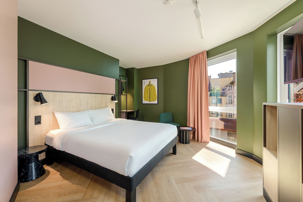 Habitacion Standard con 1 cama doble y Sofa del hotel Ibis Konstanz. Foto 2