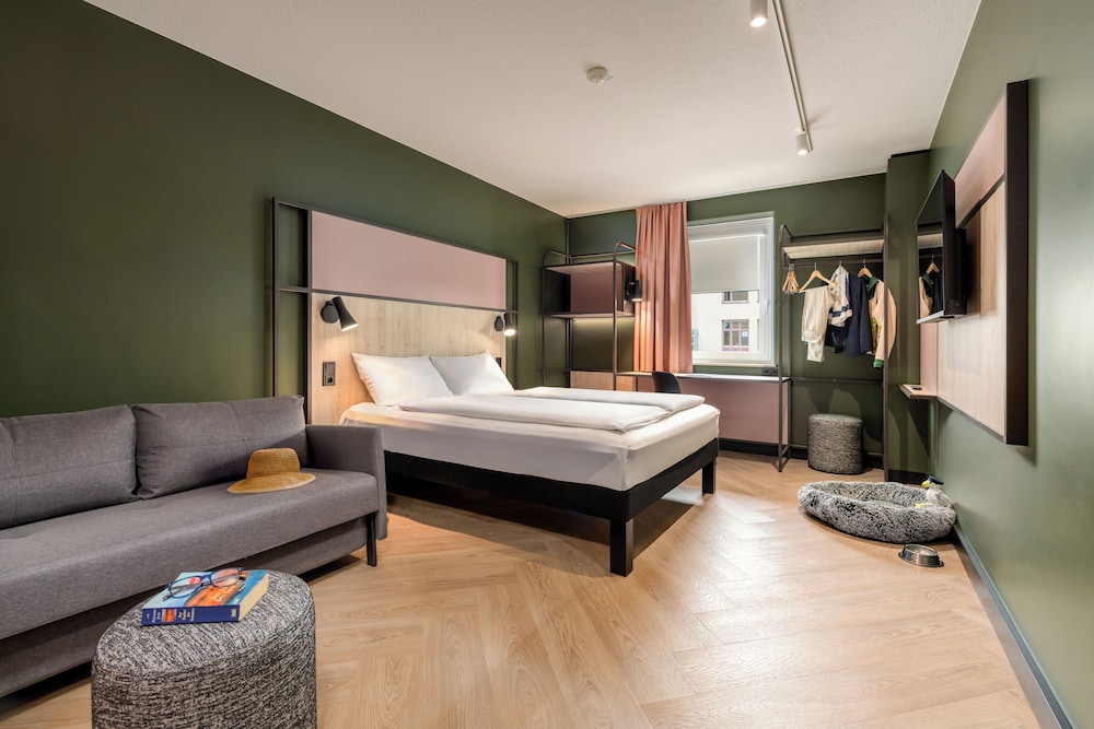 Habitacion Standard con 1 cama doble y Sofa del hotel Ibis Konstanz. Foto 3