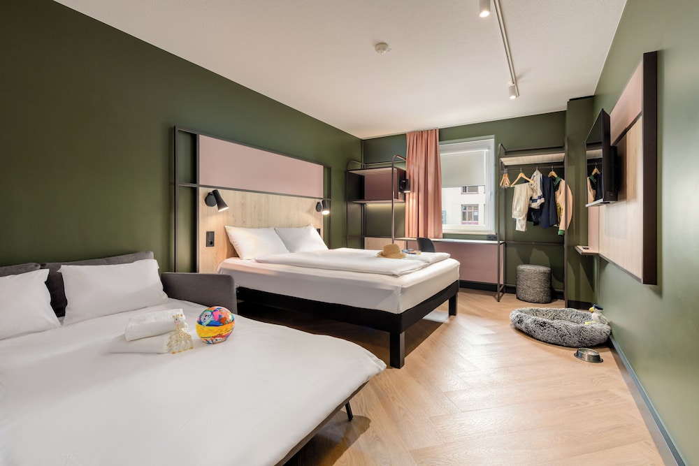 Habitacion Standard con 1 cama doble y Sofa del hotel Ibis Konstanz. Foto 4