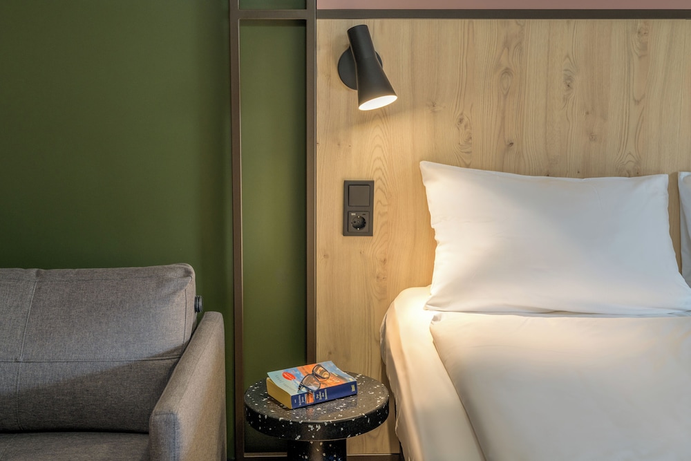 Habitacion Standard con 1 cama doble y Sofa del hotel Ibis Konstanz. Foto 5