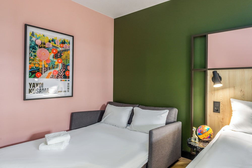 Habitacion Standard con 1 cama doble y Sofa del hotel Ibis Konstanz. Foto 6