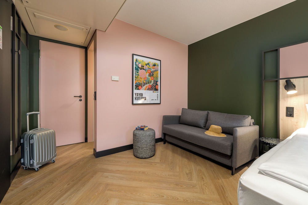 Habitacion Standard con 1 cama doble y Sofa del hotel Ibis Konstanz. Foto 7