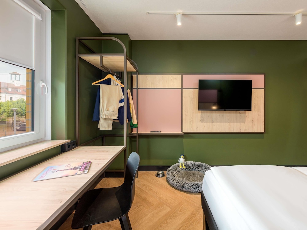 Habitacion Standard con 1 cama doble y Sofa del hotel Ibis Konstanz. Foto 9