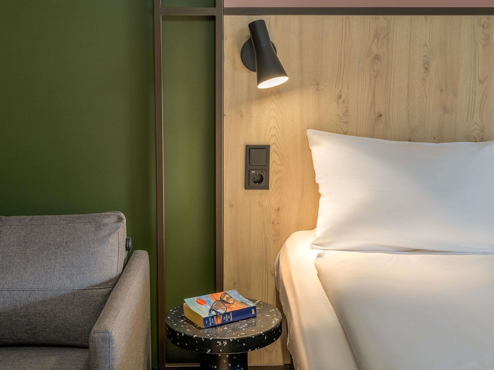 Habitacion Standard con 1 cama doble y Sofa del hotel Ibis Konstanz. Foto 10
